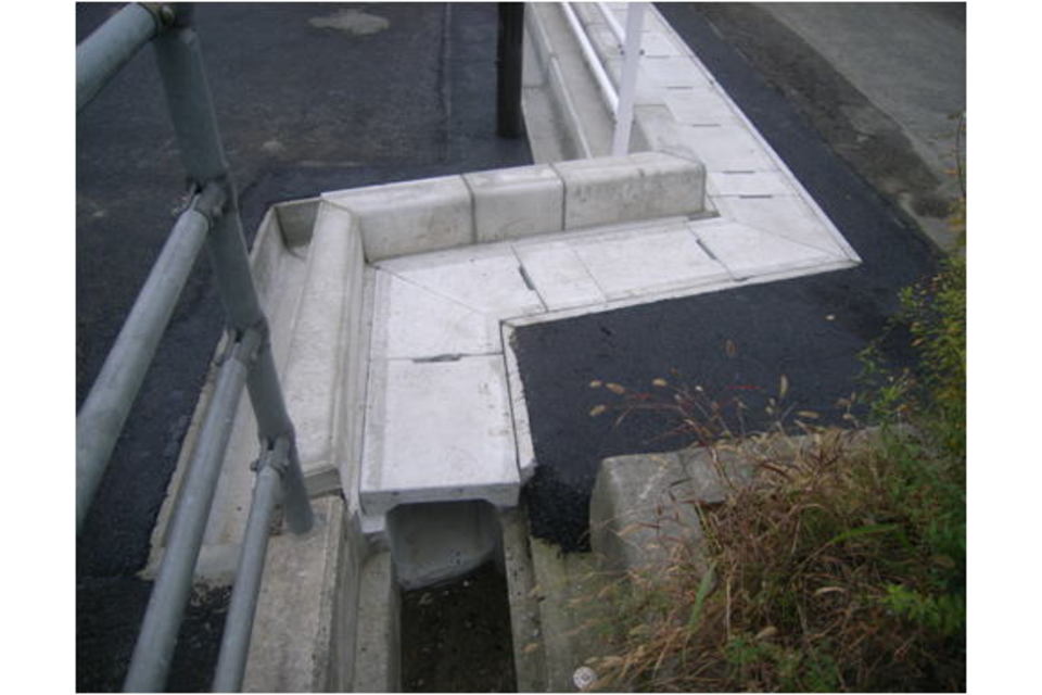 側溝補修工事の画像01