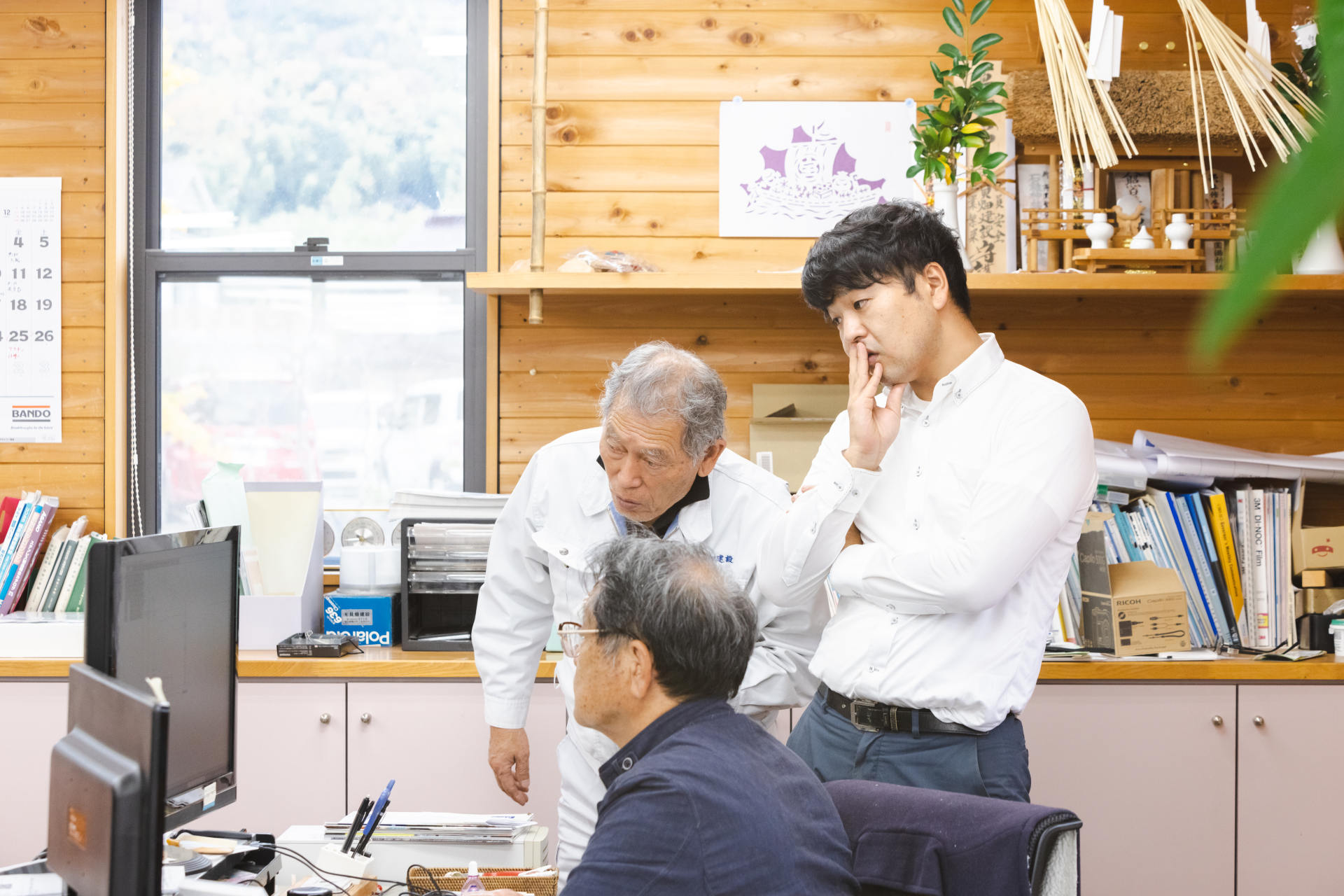建築業者が設計図を書いているイメージ画像